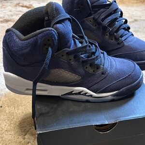 Air Jordan five retro SE (GS) Navy Blue High-Top Sneakers.